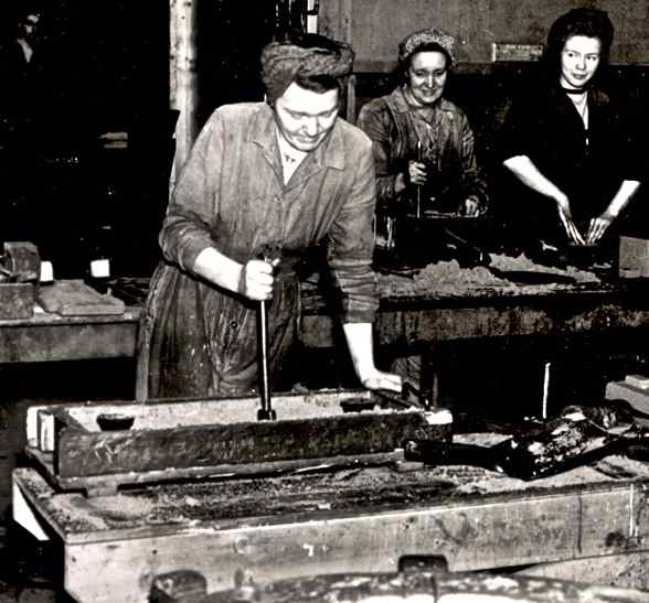Coremakers, Vickers Armstrong Limited, Newcastle upon Tyne, around 1940.